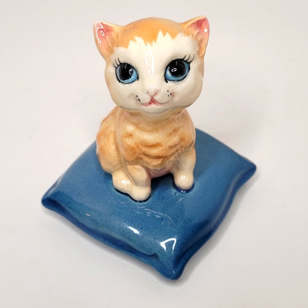 Adorable Kitty Cat on Pillow by Brad Keeler Vintage Ceramic
